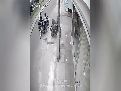  MAN BEING MURDERED BY TWO SICÁRIOS ON A MOTORCYCLE