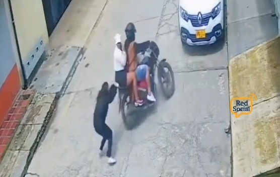 A COUPLE OF THIEVES TRIES TO ROB A GIRL AND GETS CAUGHT