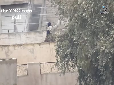 Sniper soldiers of the Iraqi army in the neighborhood of the nationalization east of Mosul