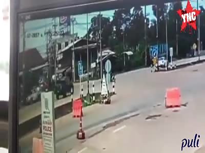 Taxi brutally crashes the motorcycle