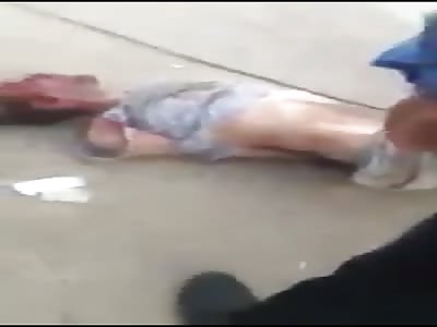 Iraq | i forces torturing 2 handcuffed Sunni men in Mosul. One of the victims is more dead than alive.