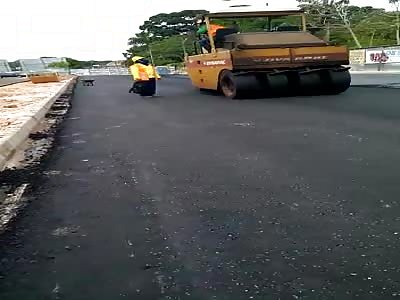 Worker died crushed by a steamroller machine