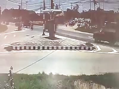 Shocking, clash between the car and the motorcycle