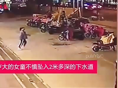 This is the shocking moment little girl falls into sewer in China