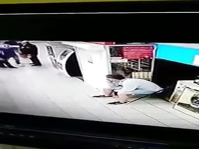 MAN RECEIVES A BLOW ON THE FACE AND NOCAUT LEFT