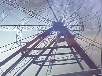 A drunk man falls from a wheel after trying to make a 'selfie'