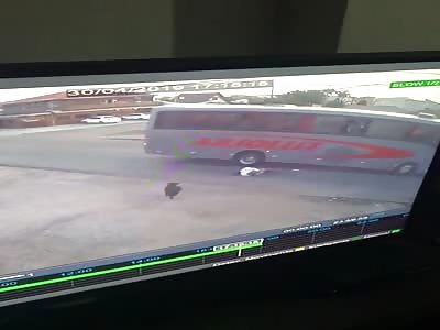 SUICIDE: GUY THROWS HIMSELF UNDER A BUS AFTER HACKING WIFE TO DEATH (includes aftermath)