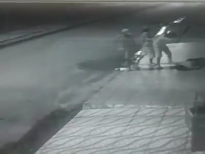 Brutal !!! Man is Beaten to Death In Diavucion 