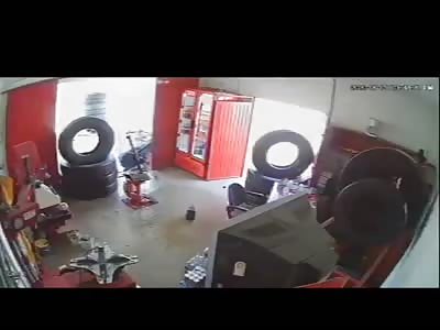 AL-2 INTEGRANTS OF CARTEL EXECUTE 2 PEOPLE IN VULKANIZADORA