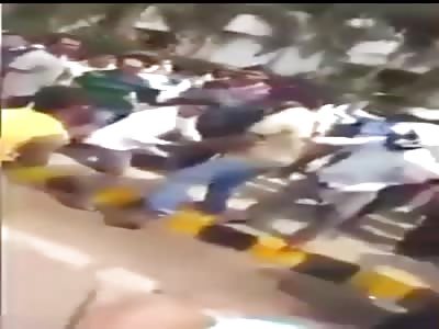 two men are lynched in front of the police