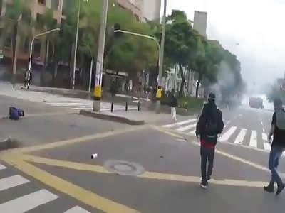 This is in MedellÃ­n, the ESMAD terrorists murder another boy !! 