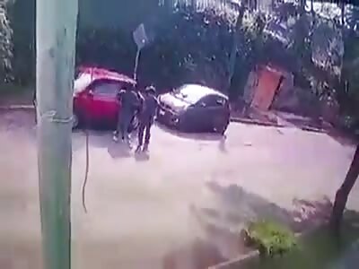 moment that two subjects shot a woman to take her belongings in the Ja