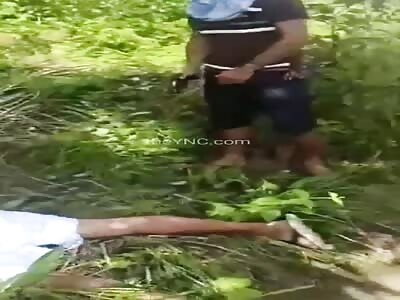 gang punishes and shoots thief in his hands 