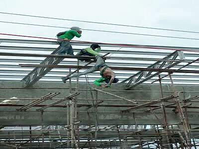 BRICKLAYERS GET ELECTROCUTED BY POWER WIRES WHILE WORKING 