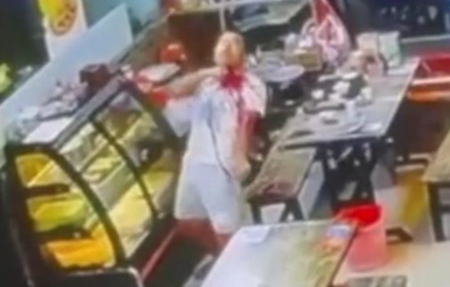 Dude Walks Into Shop & Proceeds To Cut His Throat