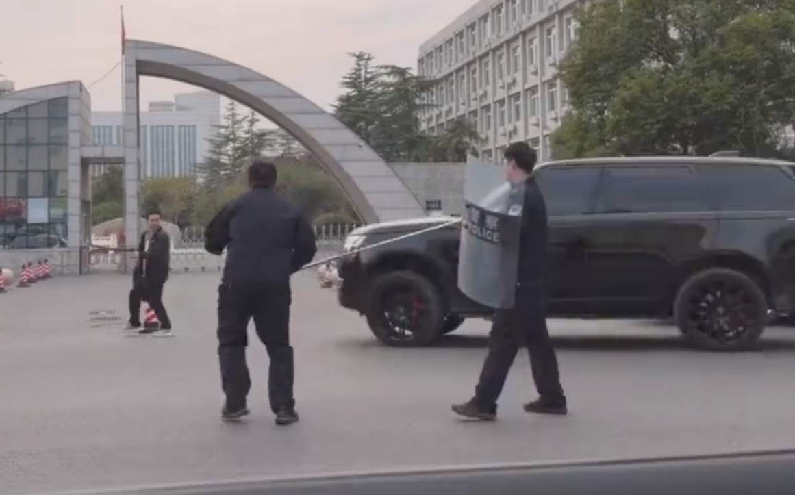 Man With Sword Hit By Range Rover During Standoff In China