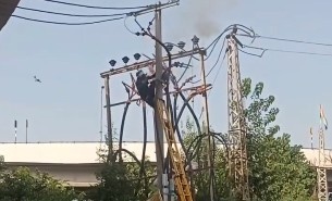 MAN FALLING FROM POLE AFTER BE ELECTROCUTED