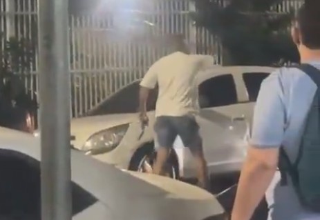 Parking attendant threatens cop with fake gun and gets killed