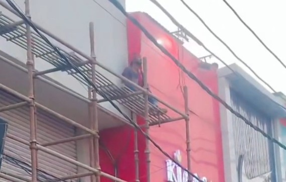 MAN FALLS FROM SCAFFOLDING AFTER ELECTRIC SHOCK