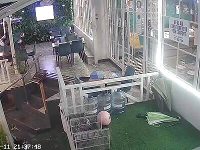 Australian Dude Ran Into Door Glass, Got Cut & Bled To Death