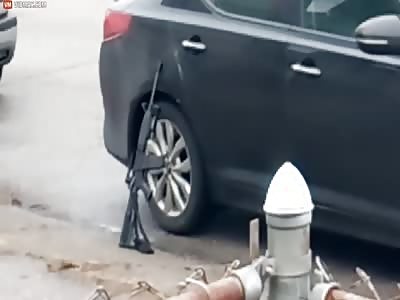 WTF !!! Cop leave his  A.R 15 on the streets of America unattended 