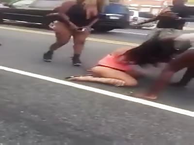 CrAZy !! Real pimps get there hoes to fight !!