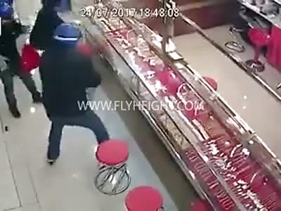 Jewelry Thieves Struggle To Break Casing