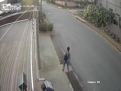 Lady in South Africa Refuses to Give Up Purse