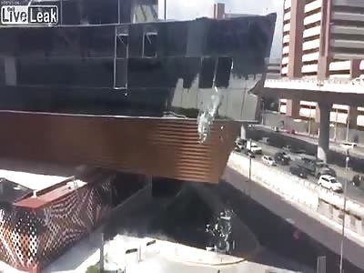 New mall colapsess ln Mexico city