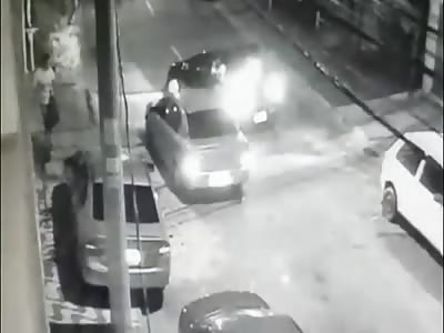 Police officer reacts to robbery and kills 3 thugs on the doorstep