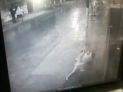 Man mug woman naked in sea of â€‹â€‹silver