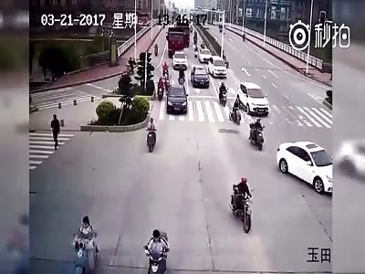 Motorcycle rider suffers serious accident head crash by truck