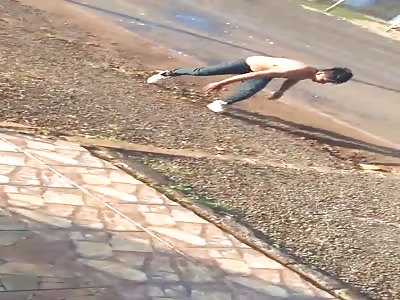 Drunk man get bottle in the face