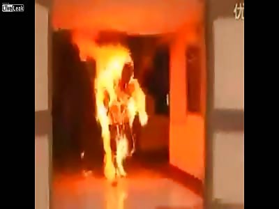 hombre se prende fuego frente a comisaria de policia