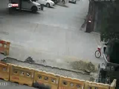 Cyclist Rescued By Good Samaritans After Crash With Pickup Truck in China