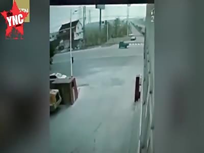 SUV crash-lands on 3-meter-high roof