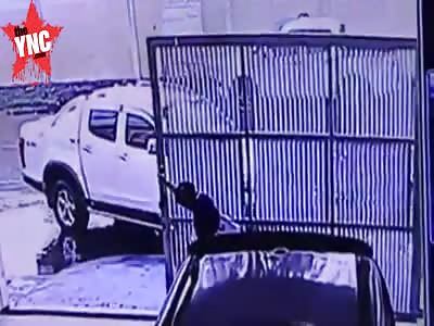  security guard dies after a Heavy steel gate falls on him in thailand