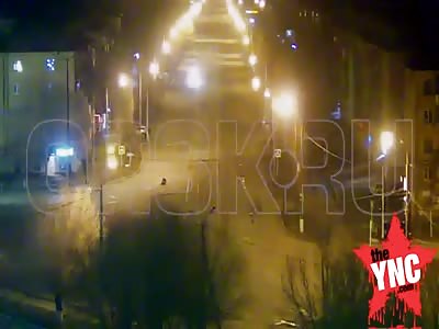 man falls to sleep on the road Watering truck runs over him 