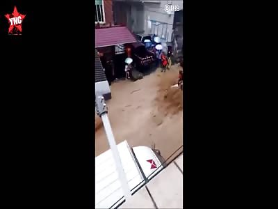 trying best  not to die in the Guizhou floods