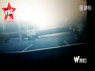 7 dead when a crane falls onto traffic in Guangdong