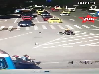motorcycle  hit the patrol patrol team was dragged more than ten meters