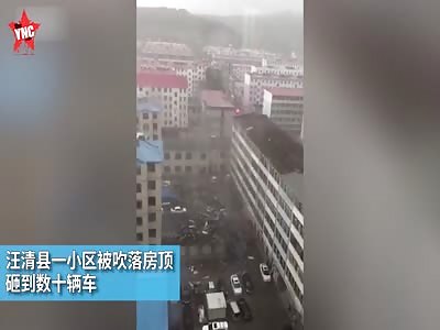 highwinds  overturned a big roof hit dozens of cars, while the driver still in one car 