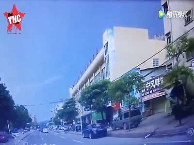  Cry moments! Mud tanker unmanned straight into the shop Fortunately, no casualties