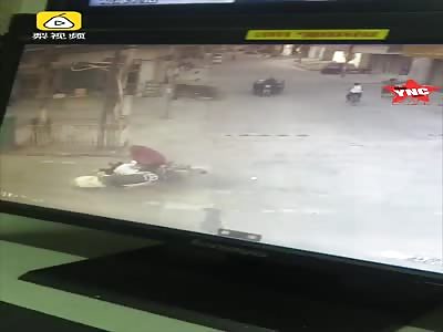 woman was hit by a motorcycle, fell to the head