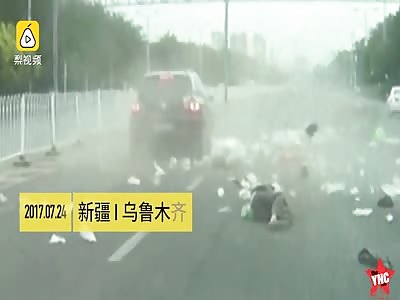 electric tricycle  crossed the road car crashed into him the driver flew out of 5 meters