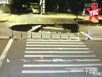 electric car driver dies when he drives into a sinkhole 