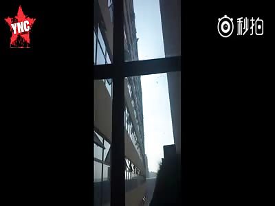 a old man jumped to his death at the Shaoyang County People's Hospital 