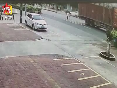 out of control car  kills many people over the zebra crossing