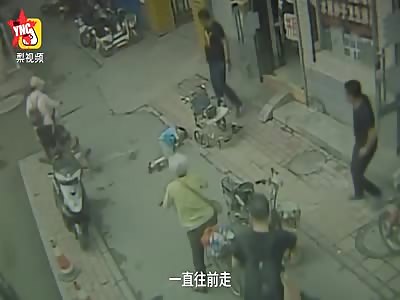 86-year-old old man was hit fracture, riding a man on electric car