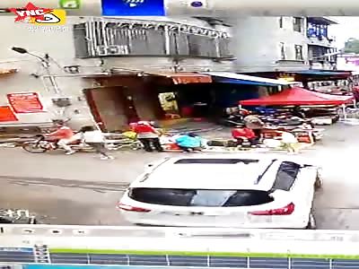 a man in Guangdong crushed vegetable vendors